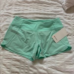 Lululemon run times short ll 4”